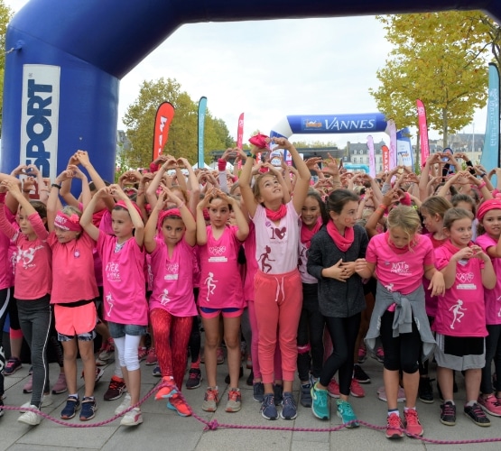 enfants au départ d'une course d'octobre rose
